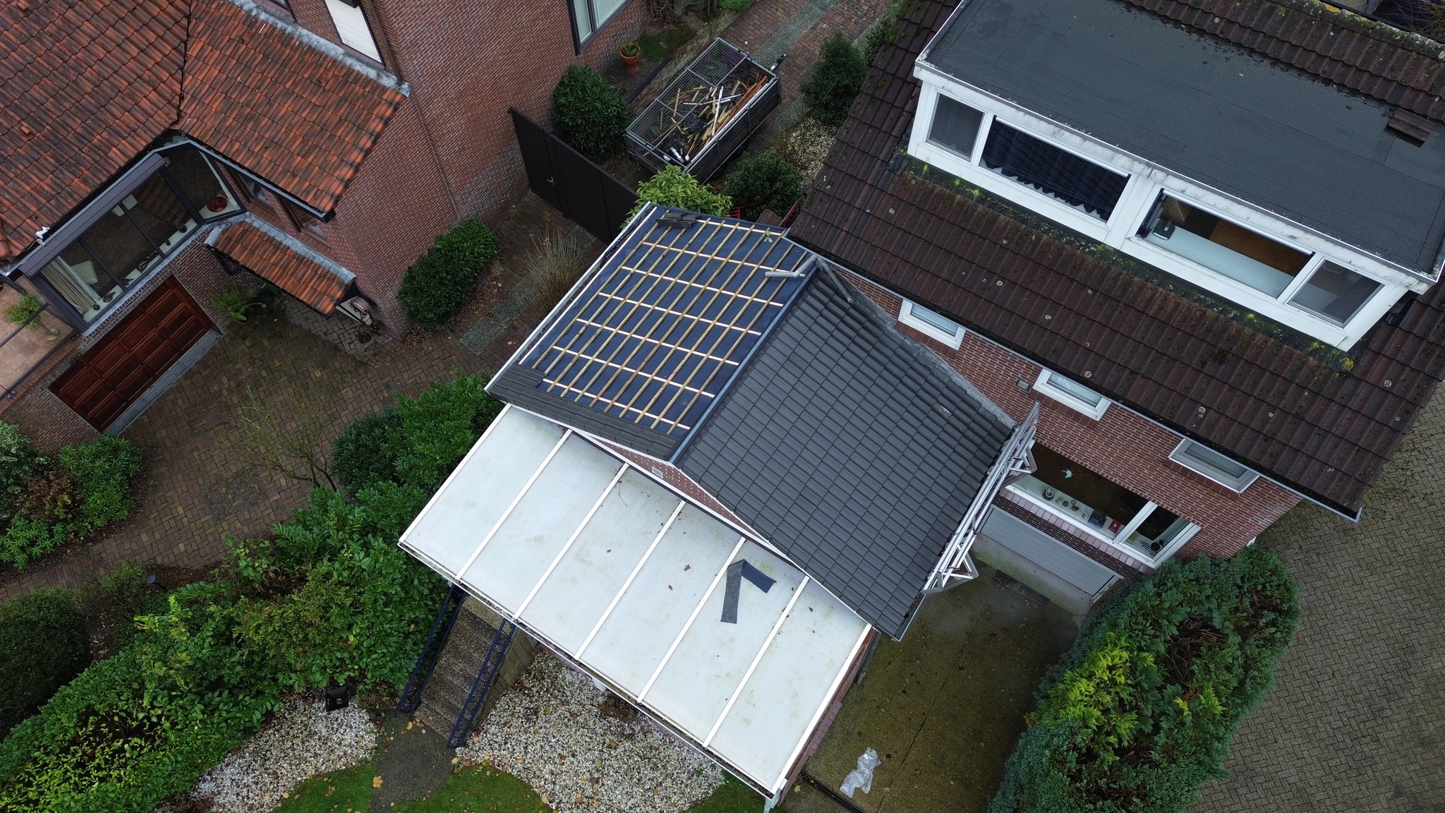 Luchtfoto van een bakstenen huis met vernieuwd dak.