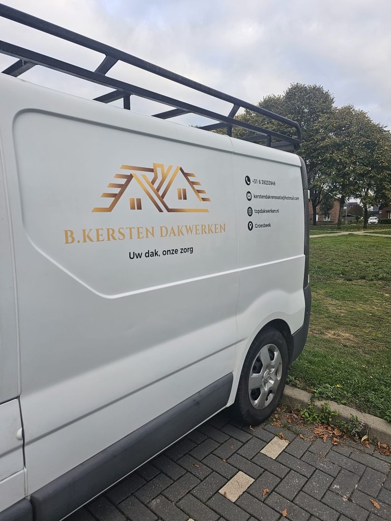 Witte bestelwagen B. Kersten Dakwerken met logo.